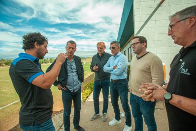 Diretor de futebol do Lyon visita instalações do Resende