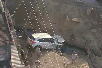 Carro cai dentro de cratera em São Gonçalo