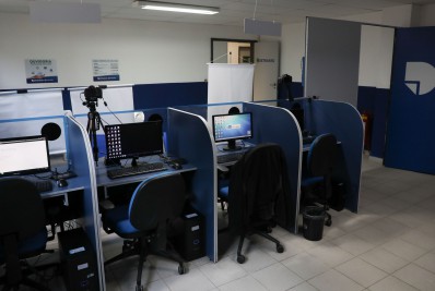 Rocinha recebe novo campo de futebol e unidade de atendimento do Detran