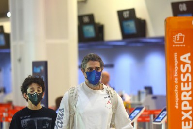 Marcos Mion e o filho desembarcam em aeroporto do Rio