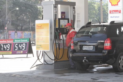 Presidente da Petrobras promete a deputado nova queda em combustíveis