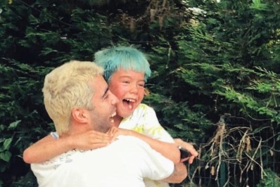 Filho de Pedro Scooby vence campeonato de skate em Portugal, e surfista comemora