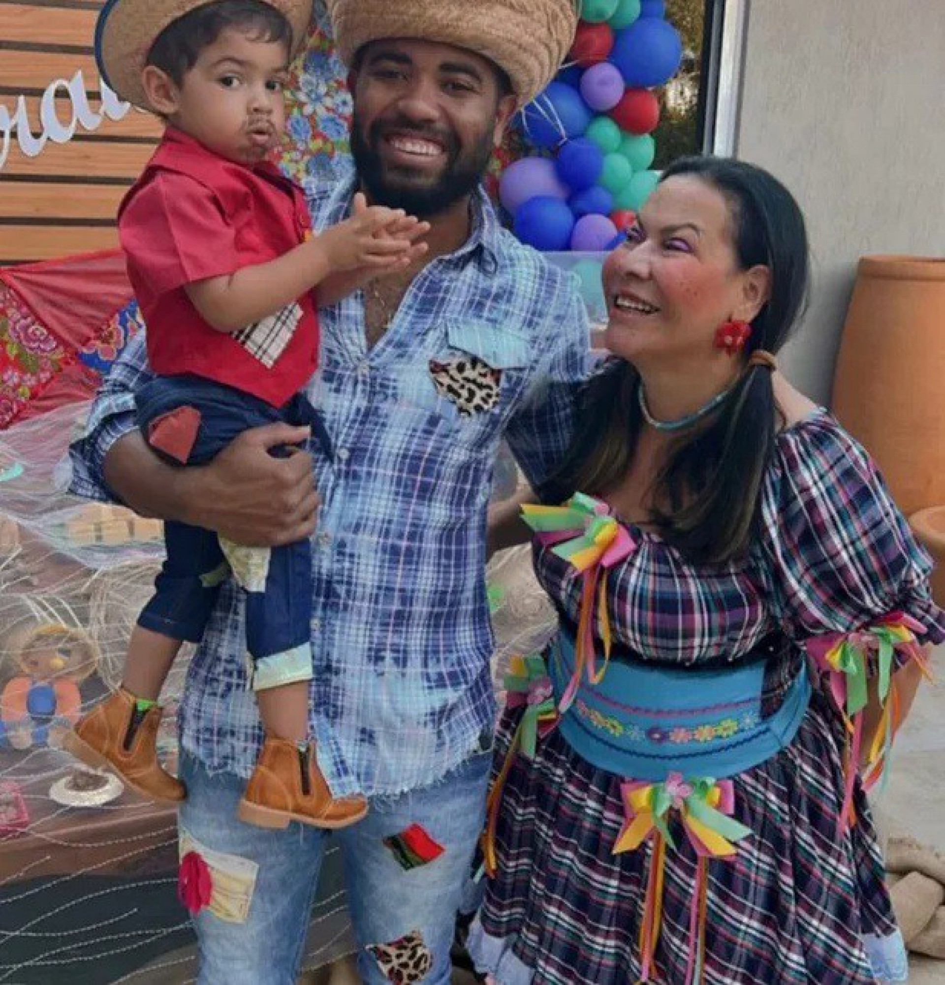 Dona Ruth, m&atilde;e de Mar&iacute;lia Mendon&ccedil;a, compartilhou os registros de L&eacute;o, filho da cantora, em sua festa de S&atilde;o Jo&atilde;o - Reprodu&ccedil;&atilde;o / Instagram