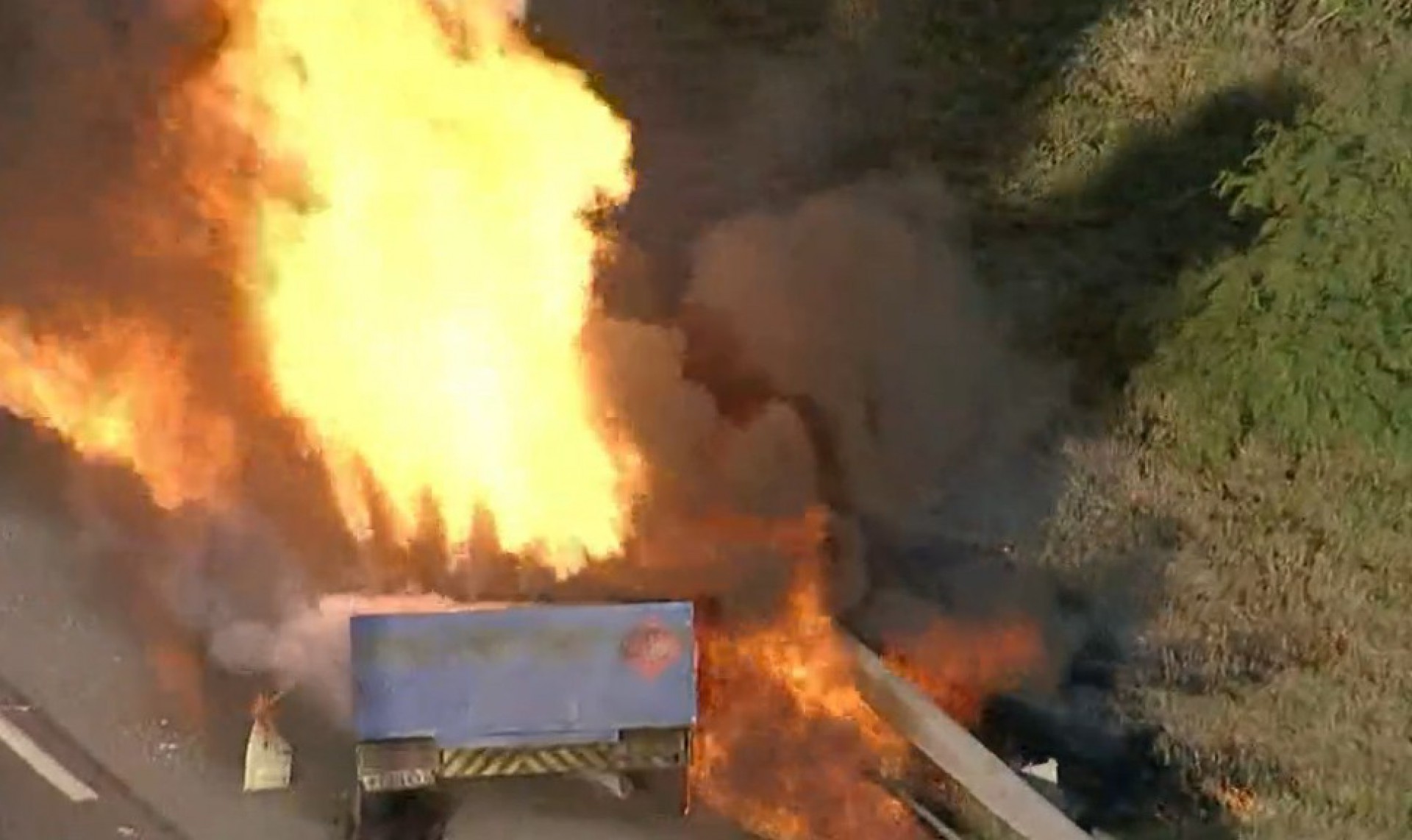 A grande coluna de fogo e fumaça pode ser vista por motoristas de longe - Reprodução/TV Globo