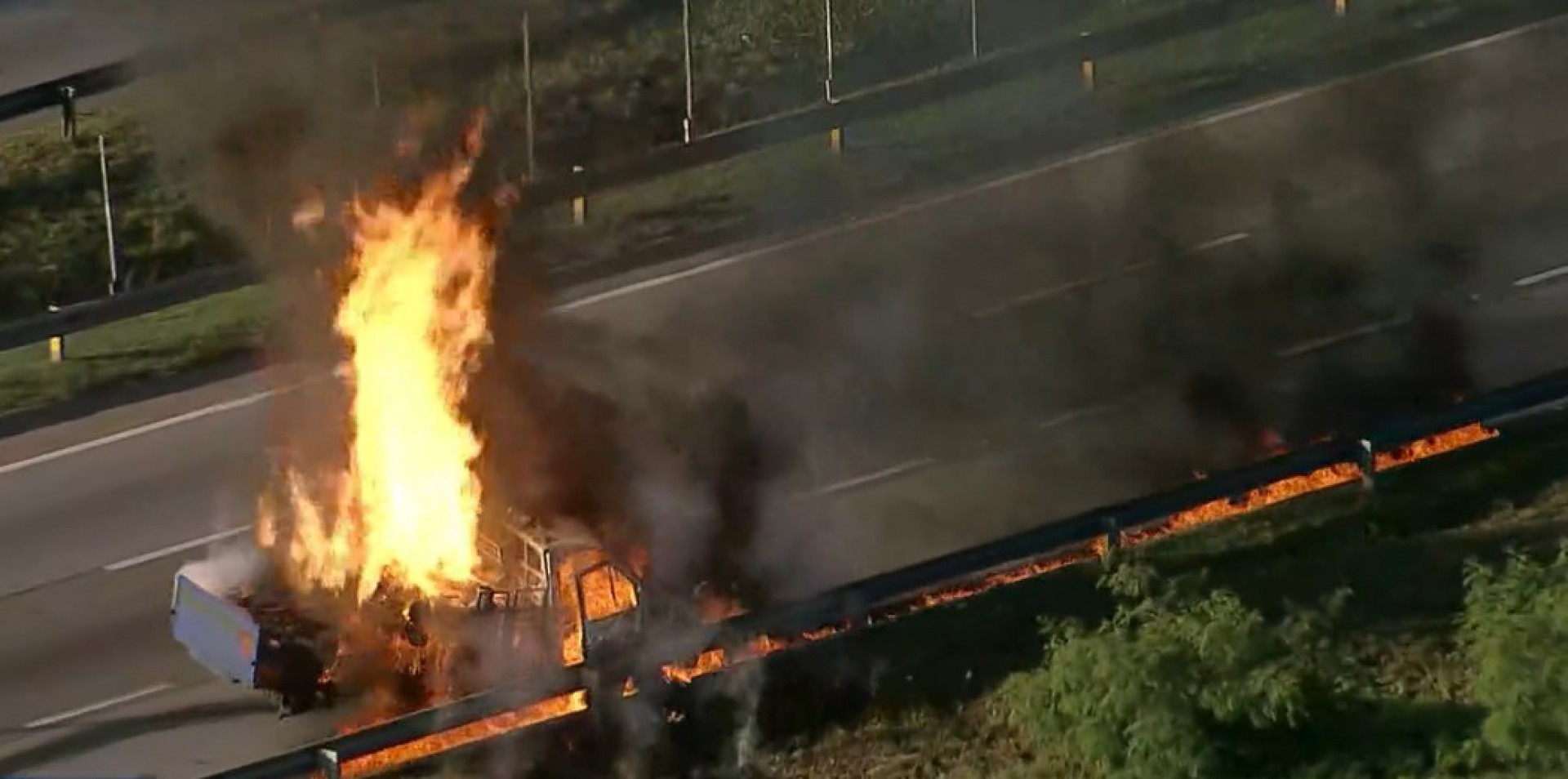 A grande coluna de fogo e fumaça pode ser vista por motoristas de longe - Reprodução/TV Globo