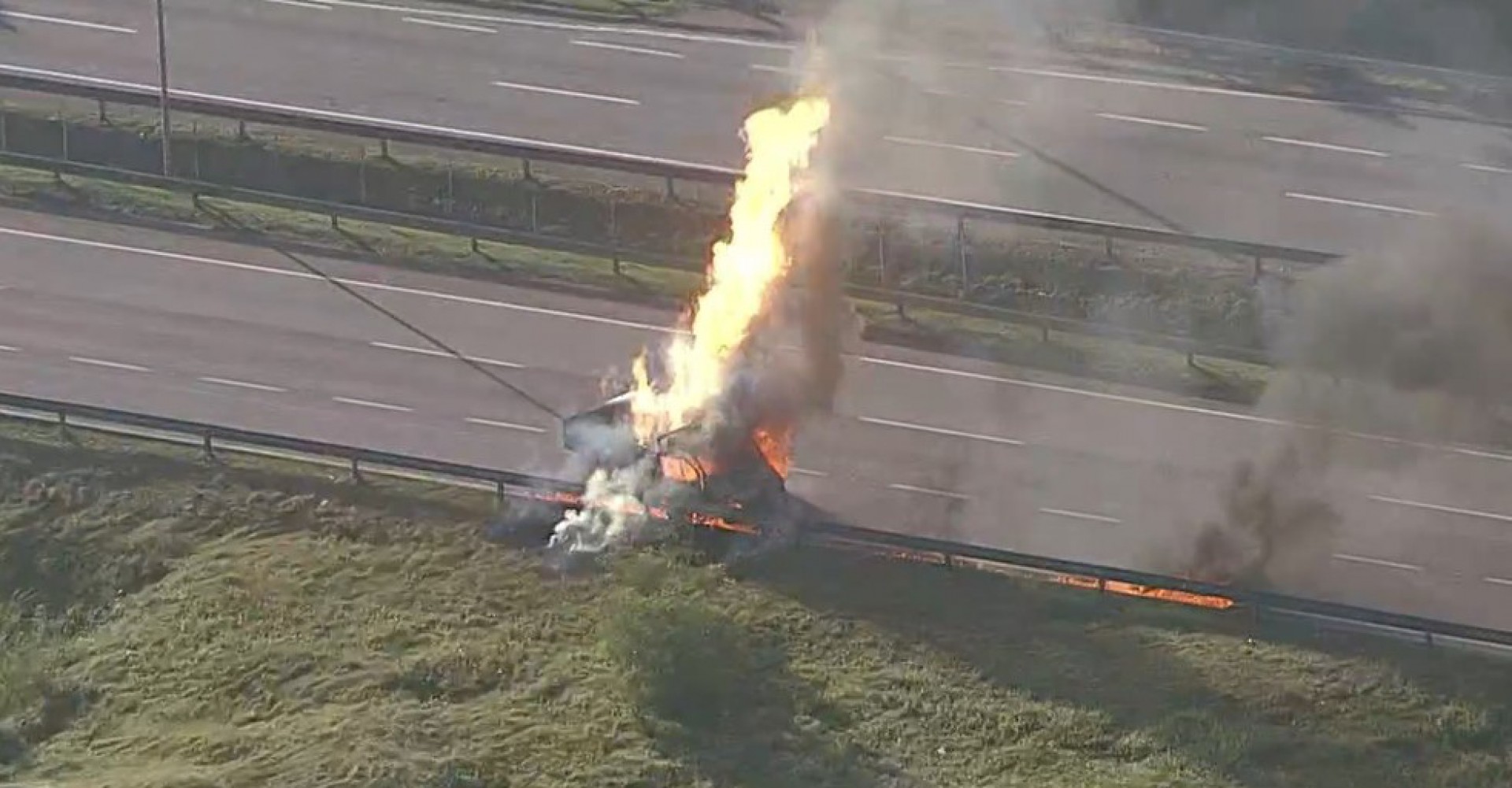 A grande coluna de fogo e fumaça pode ser vista por motoristas de longe - Reprodução/TV Globo