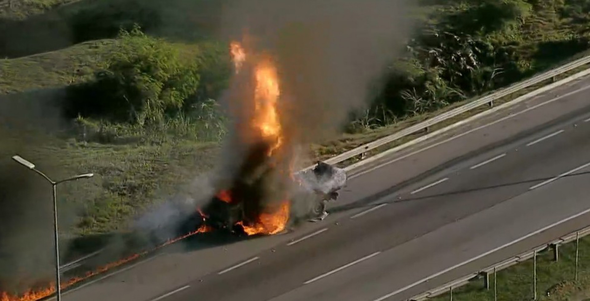 A grande coluna de fogo e fumaça pode ser vista por motoristas de longe - Reprodução/TV Globo