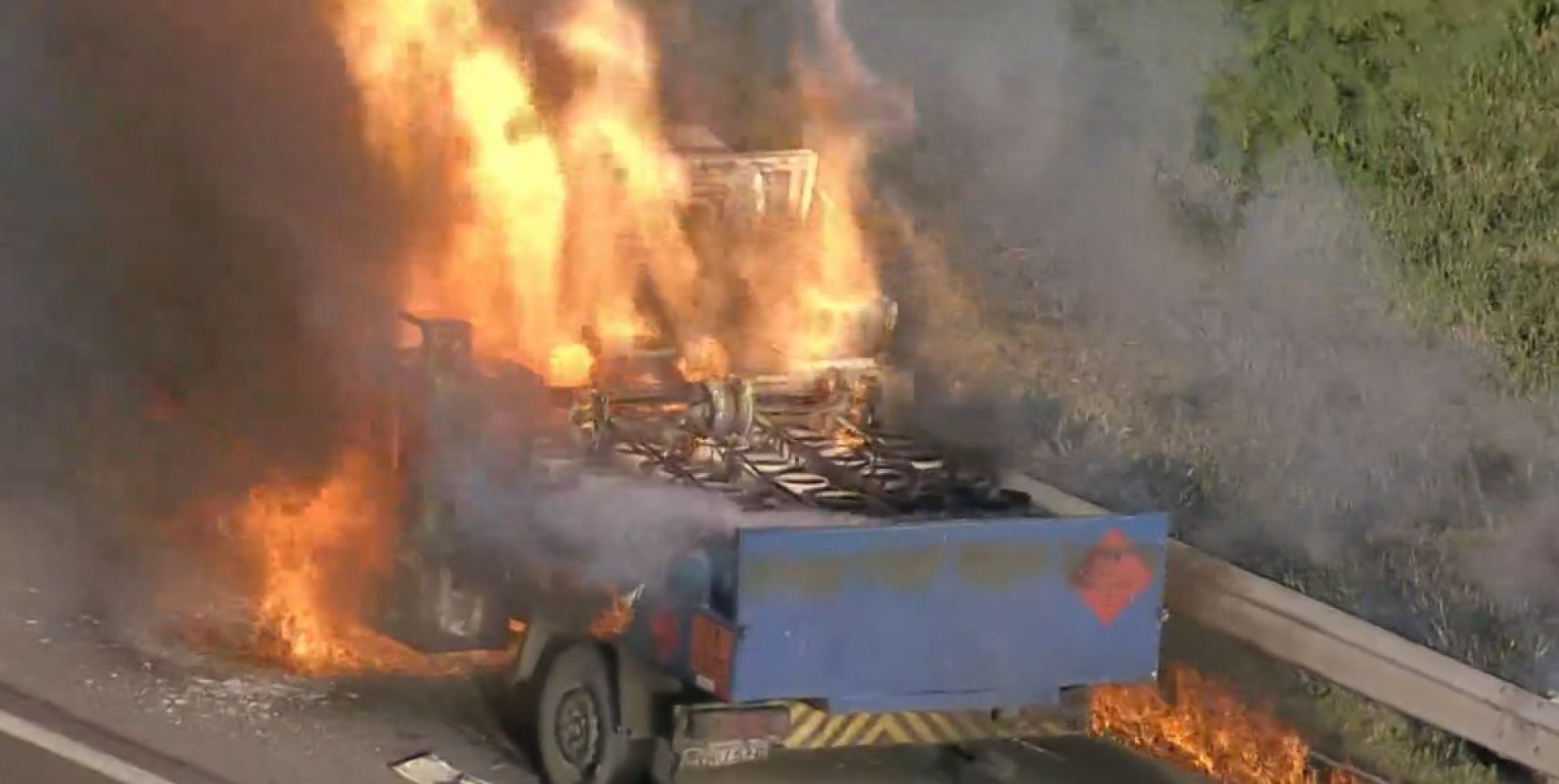 A grande coluna de fogo e fumaça pode ser vista por motoristas de longe - Reprodução/TV Globo