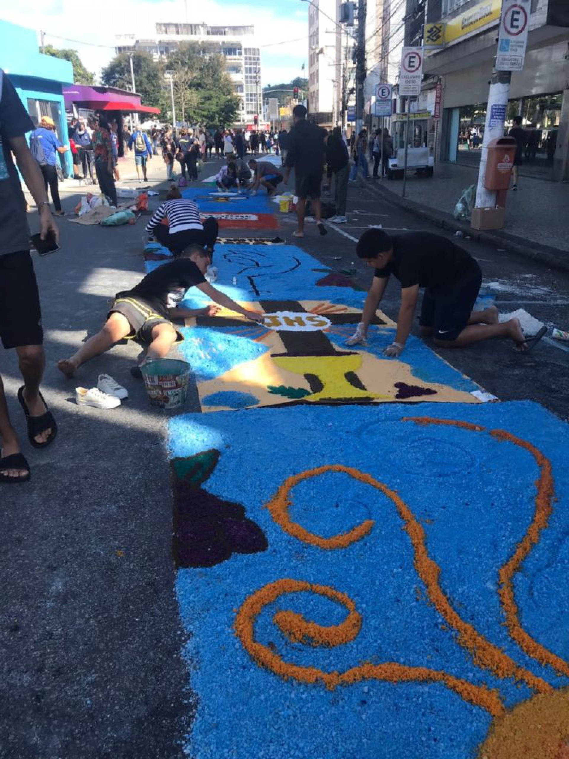 Ap&oacute;s a finaliza&ccedil;&atilde;o do trabalho, os fi&eacute;is passam por cima do local no momento da prociss&atilde;o - Mariana Ricci