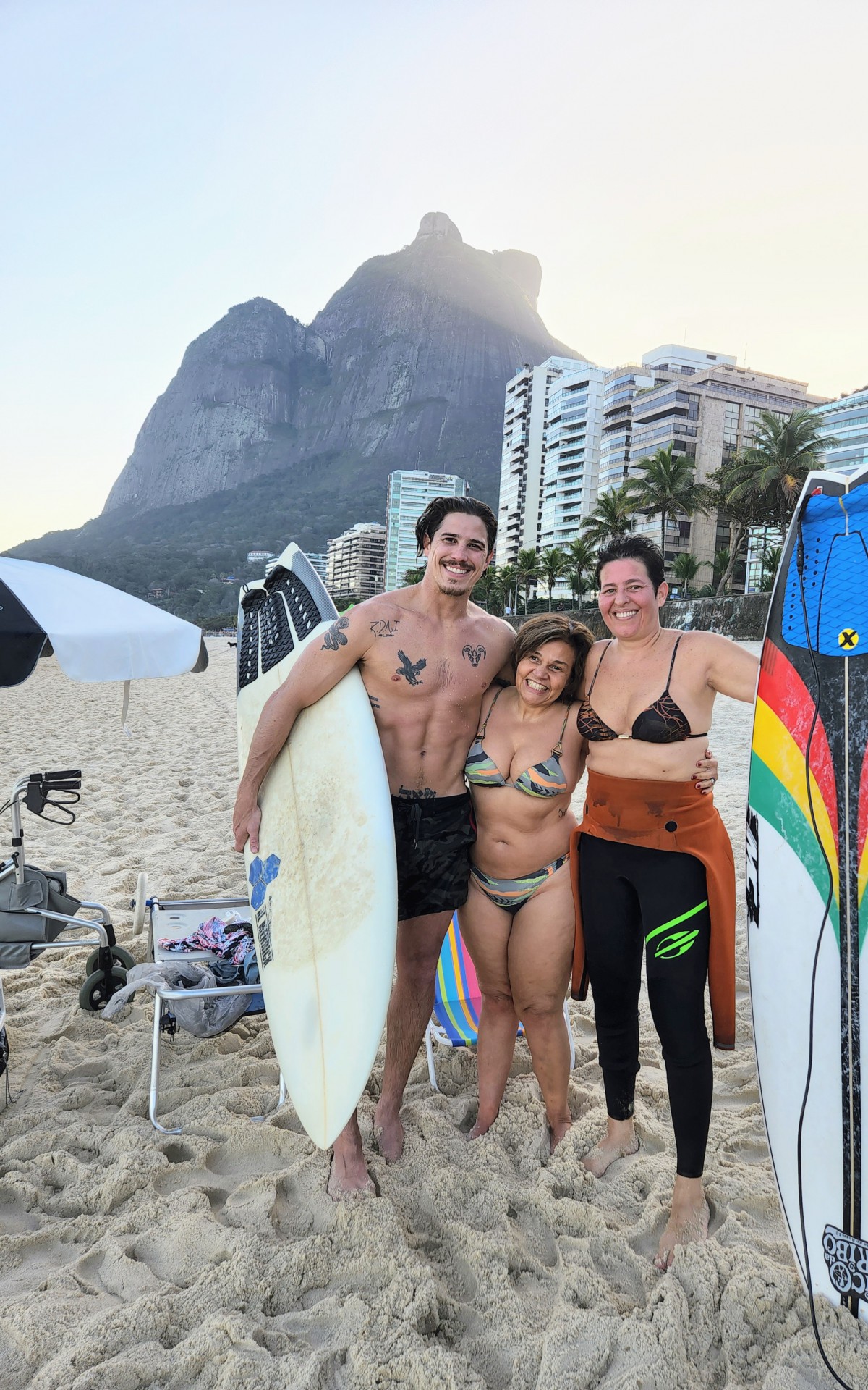Claudia Rodrigues e Adriane Bonato posam com Romulo Arantes na praia de S&atilde;o Conrado, na Zona Sul do Rio