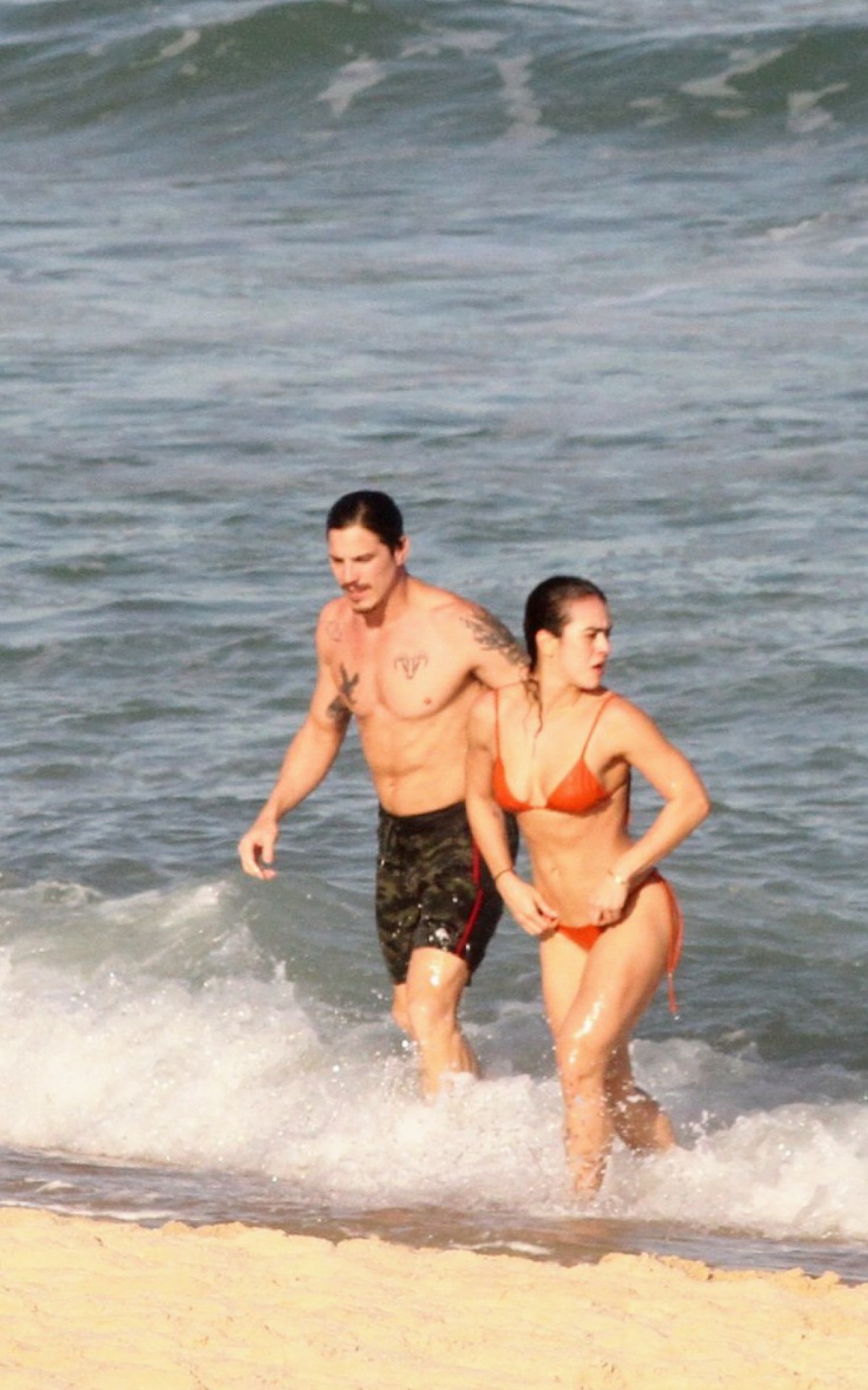 Romulo Arantes Neto e Mari Saad d&atilde;o um mergulho no mar 