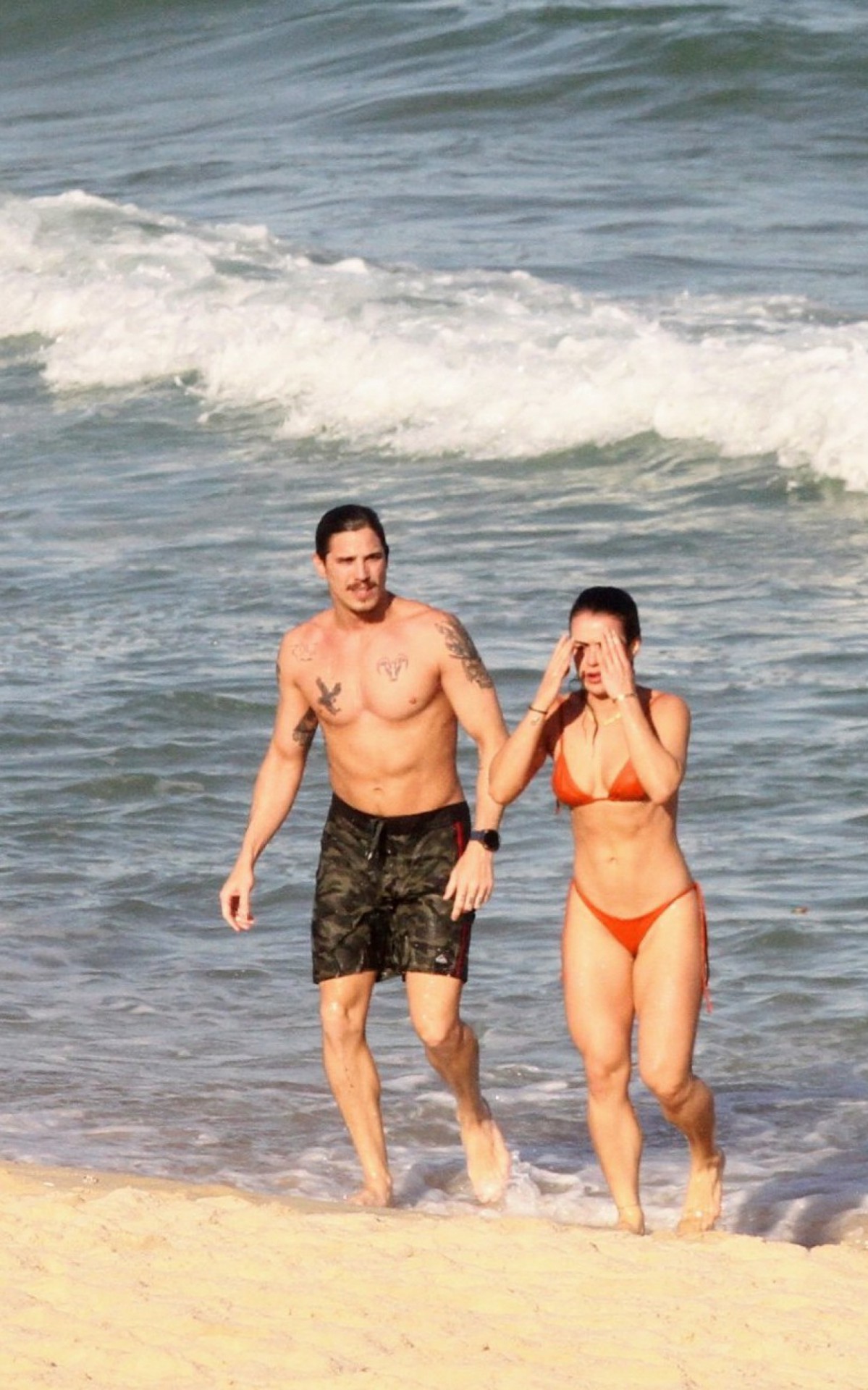 Romulo Arantes Neto e Mari Saad d&atilde;o um mergulho no mar 