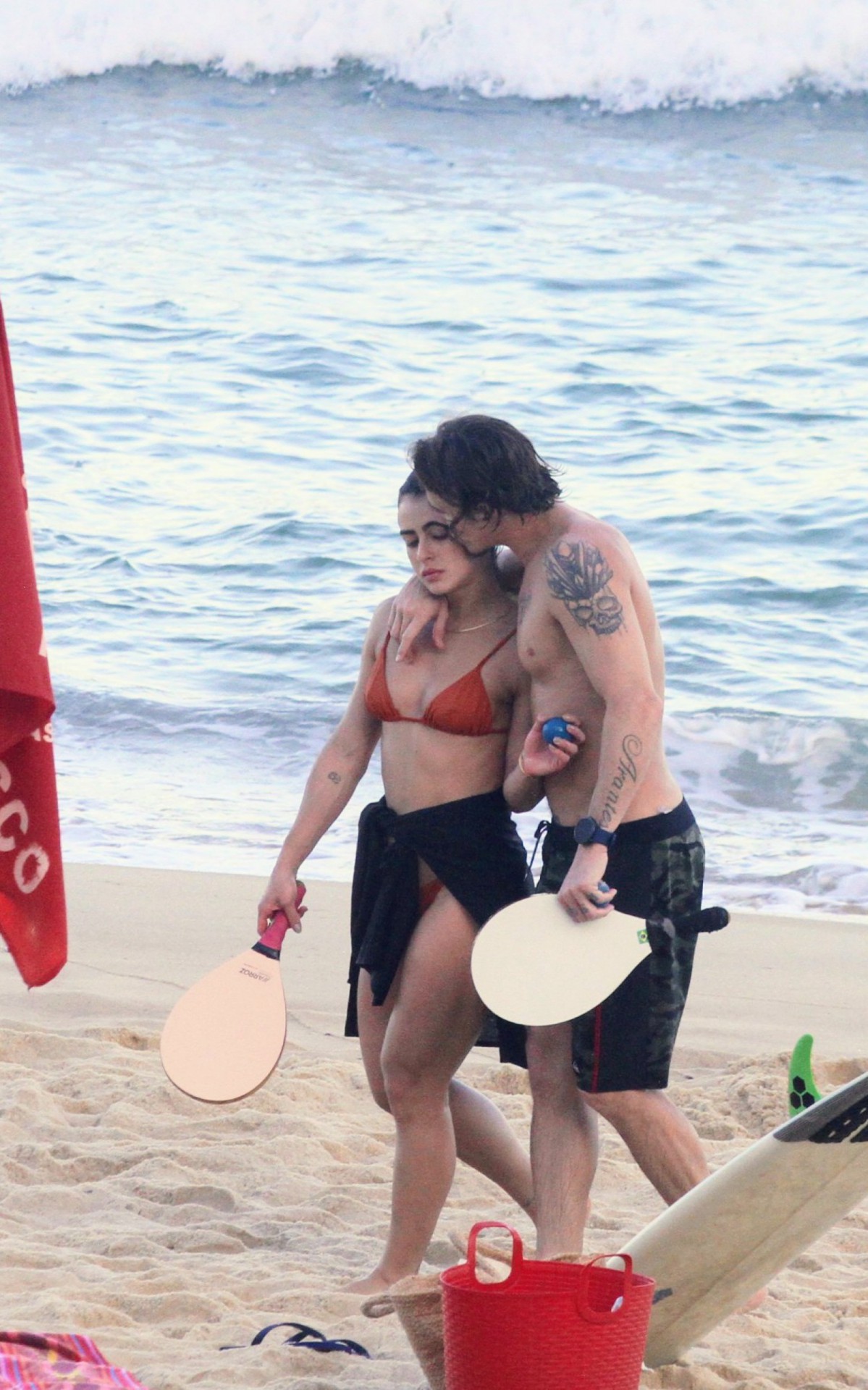 Romulo Arantes Neto e Mari Saad na praia de S&atilde;o Conrado, na Zona Sul do Rio