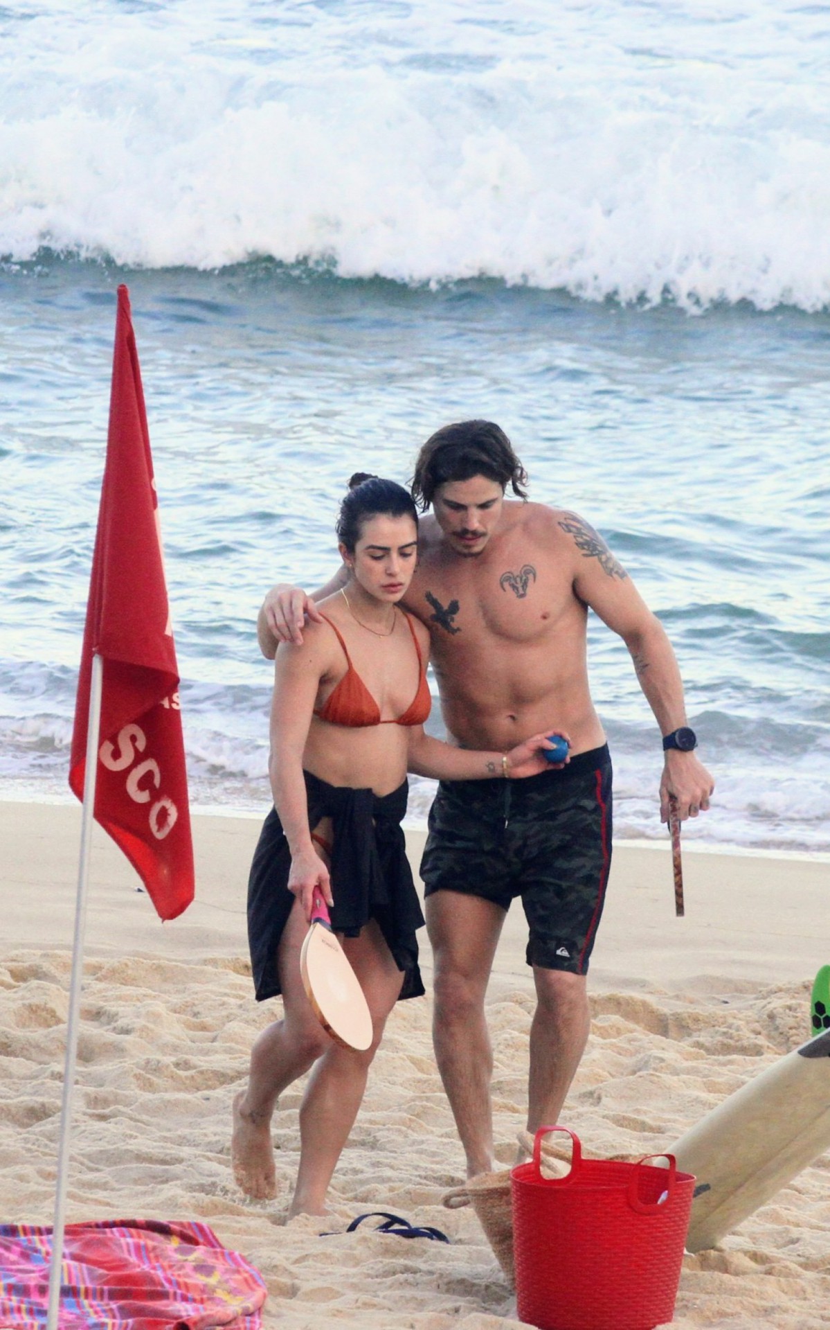 Romulo Arantes Neto e Mari Saad na praia de S&atilde;o Conrado, na Zona Sul do Rio