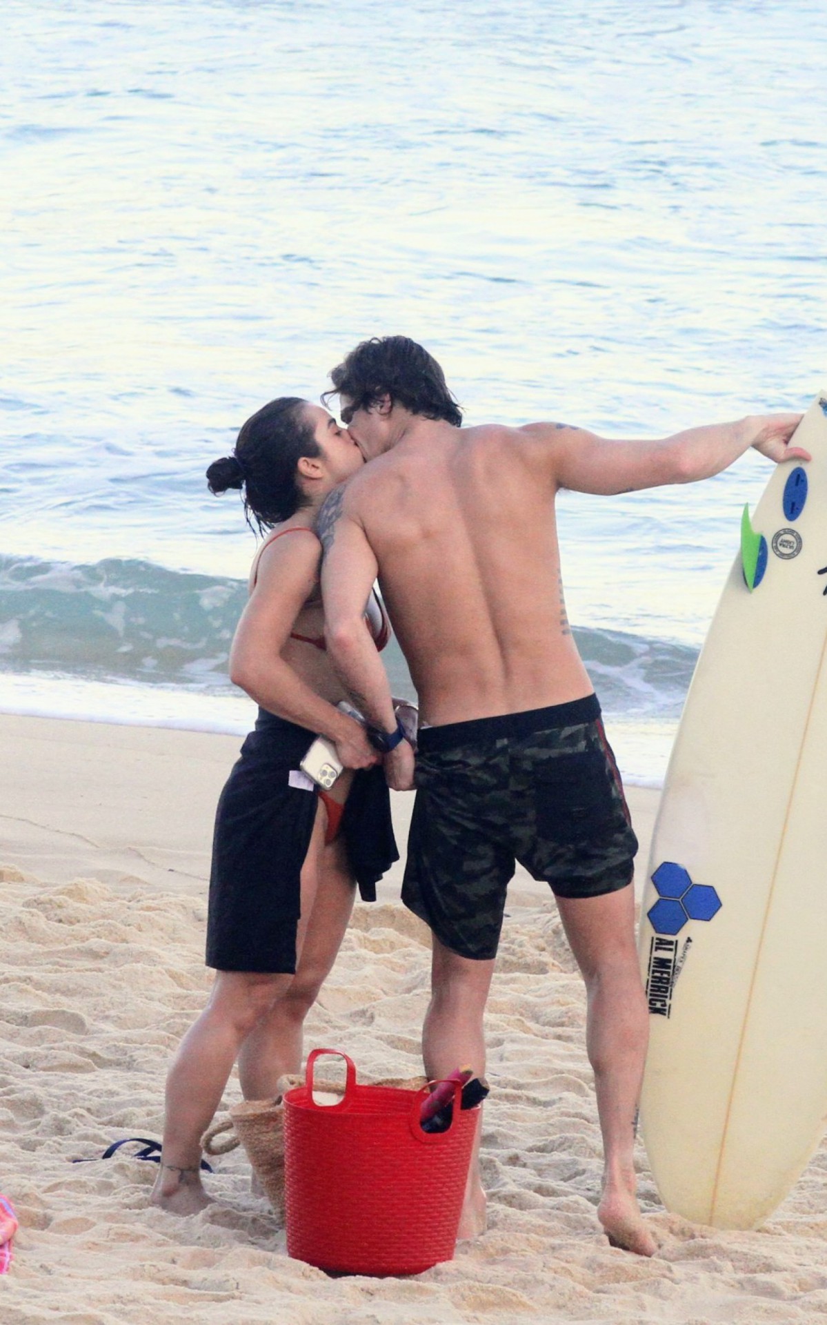 Romulo Arantes Neto e Mari Saad trocam beijinhos em praia - Dan Delmiro / Agnews
