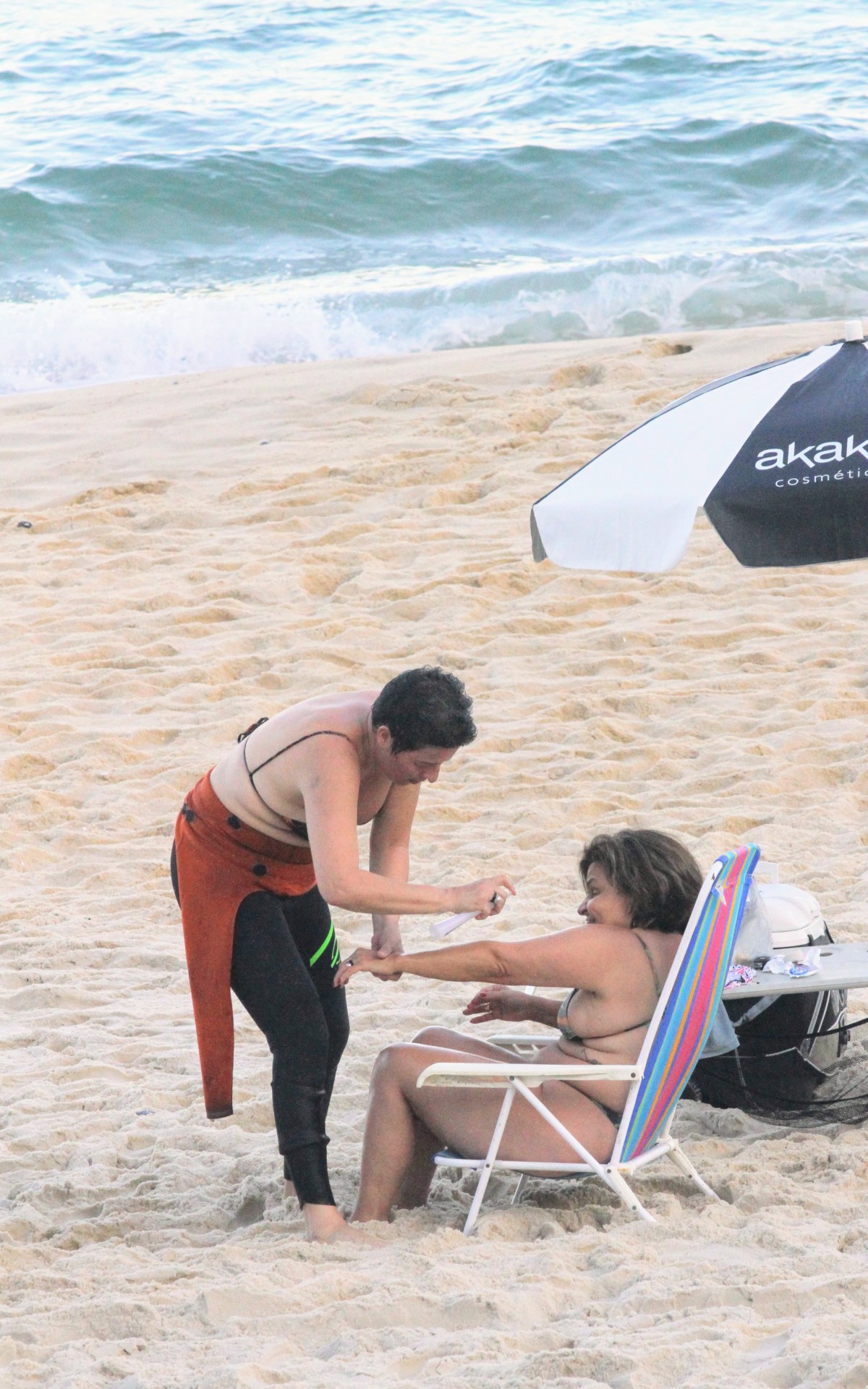 Claudia Rodrigues e Adriane Bonato na praia de S&atilde;o Conrado, na Zona Sul do Rio