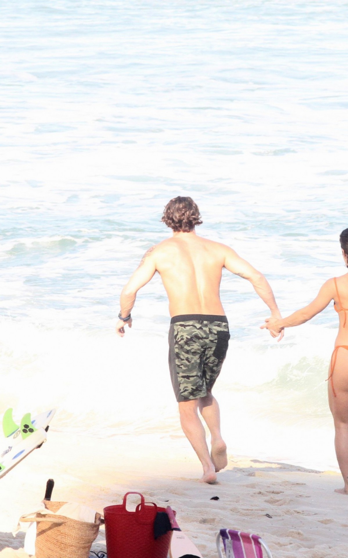 Romulo Arantes Neto e Mari Saad curtem dia de praia na Zona Sul do Rio