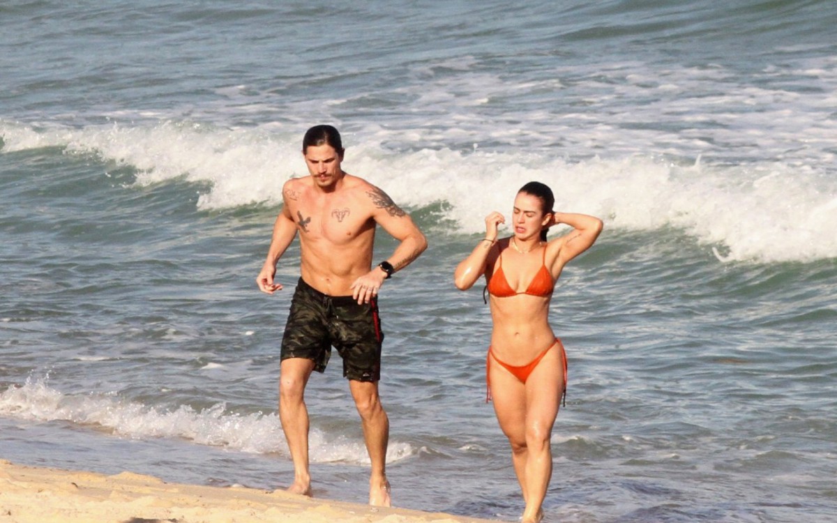 Romulo Arantes Neto e Mari Saad d&atilde;o um mergulho no mar 