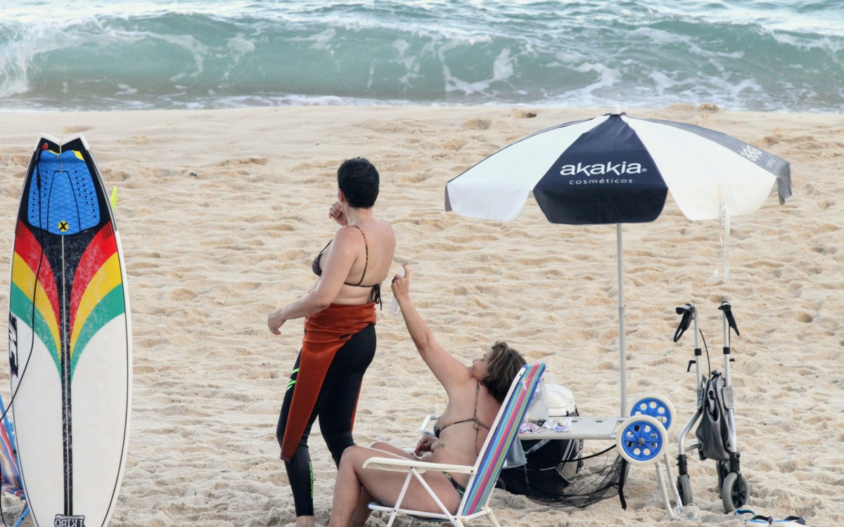 Claudia Rodrigues e Adriane Bonato na praia de S&atilde;o Conrado, na Zona Sul do Rio