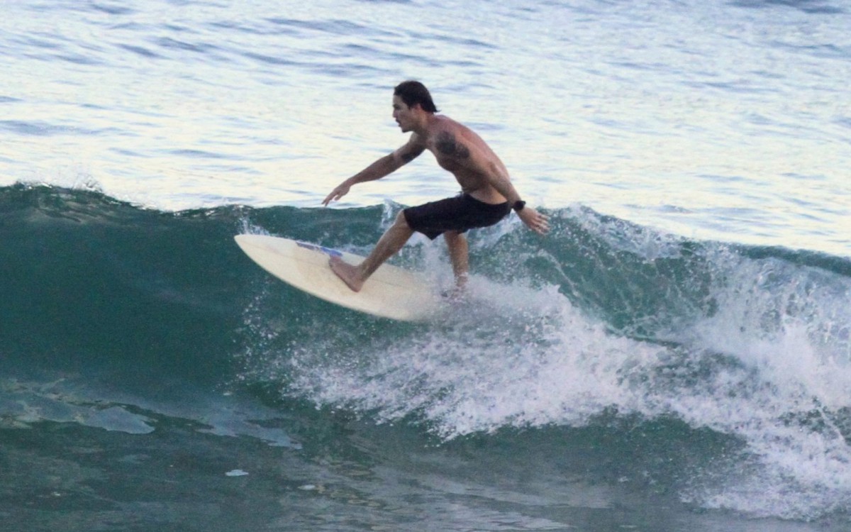 Romulo Arantes Neto surfa na praia de S&atilde;o Conrado
