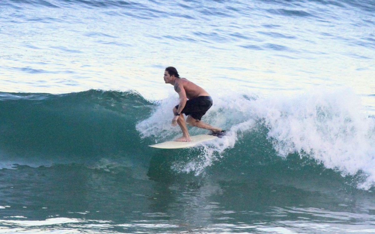 Romulo Arantes Neto surfa na praia de S&atilde;o Conrado