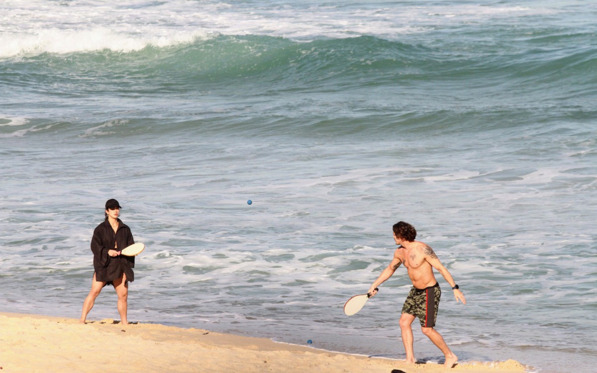 Romulo Arantes Neto e Mari Saad jogam frescobol em praia na Zona Sul do Rio