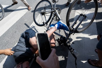 Biden cai ao descer de bicicleta, mas não se machuca