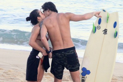 Romulo Arantes Neto e Mari Saad trocam beijos em praia do Rio