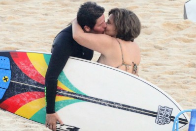 Claudia Rodrigues beija muito a namorada em praia da Zona Sul do Rio