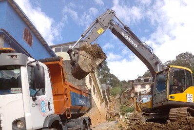 Comlurb envia caminhões e garis a Petrópolis para ajudar na remoção de escombros
