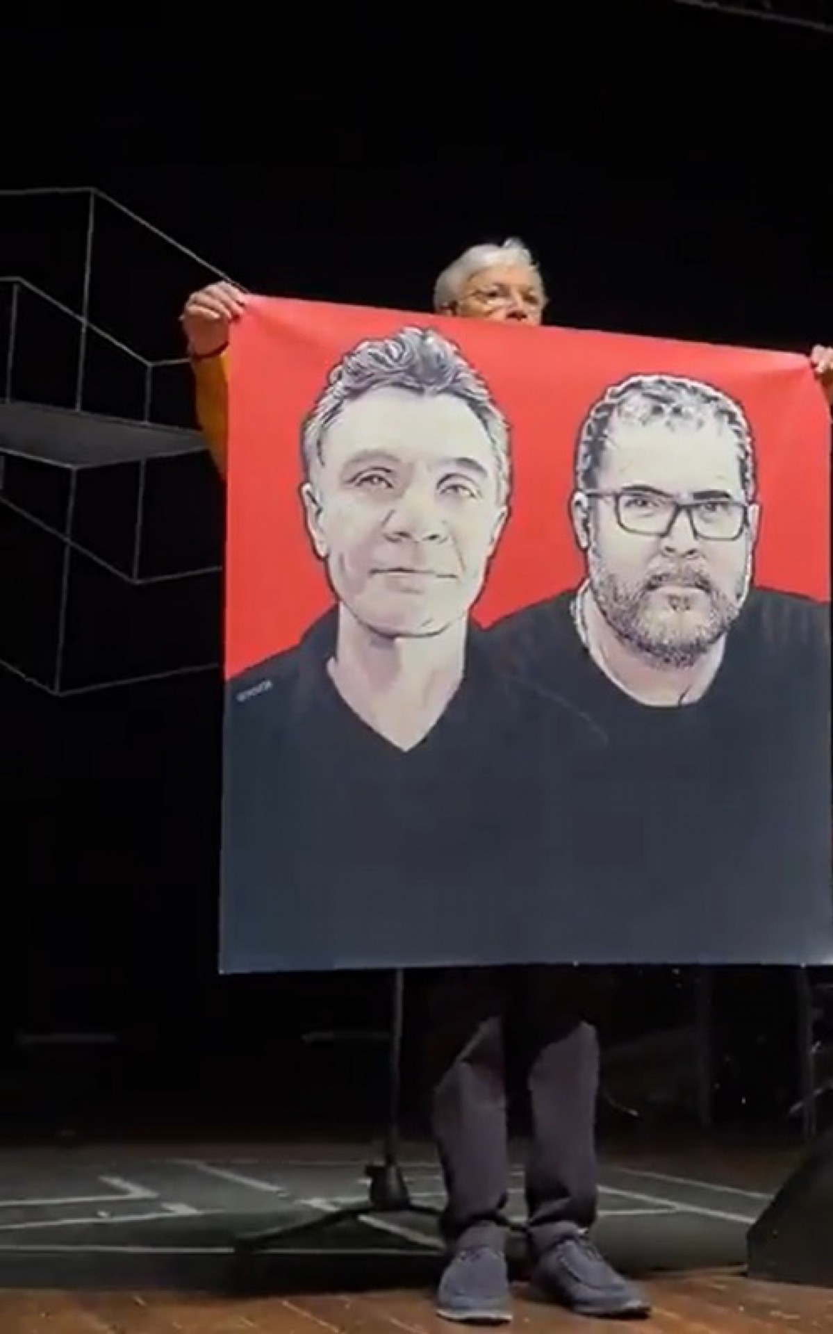 Caetano Veloso segurou uma bandeira com os rostos de Bruno Pereira e Don Phillips durante show em Brasília