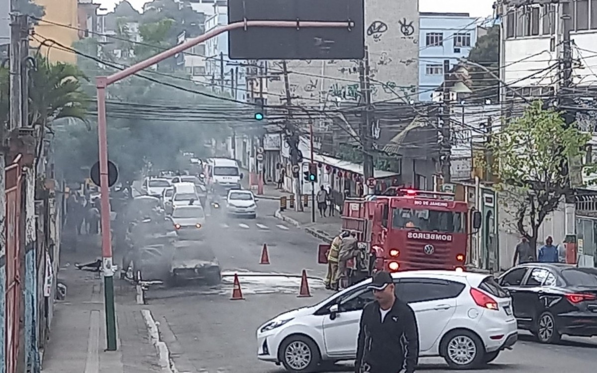 O tr&acirc;nsito no trecho em que o carro pegou fogo e os bombeiros trabalharam para conter o inc&ecirc;ndio foi desviado pelos Agentes Municipais do Grupamento Especial de Tr&acirc;nsito