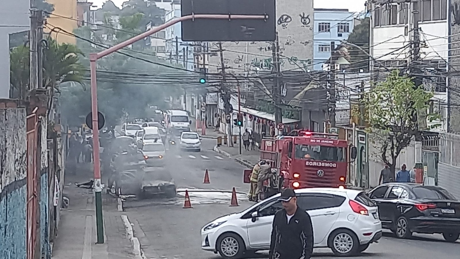 O tr&acirc;nsito no trecho em que o carro pegou fogo e os bombeiros trabalharam para conter o inc&ecirc;ndio foi desviado pelos Agentes Municipais do Grupamento Especial de Tr&acirc;nsito - Reprodu&ccedil;&atilde;o / Redes Sociais