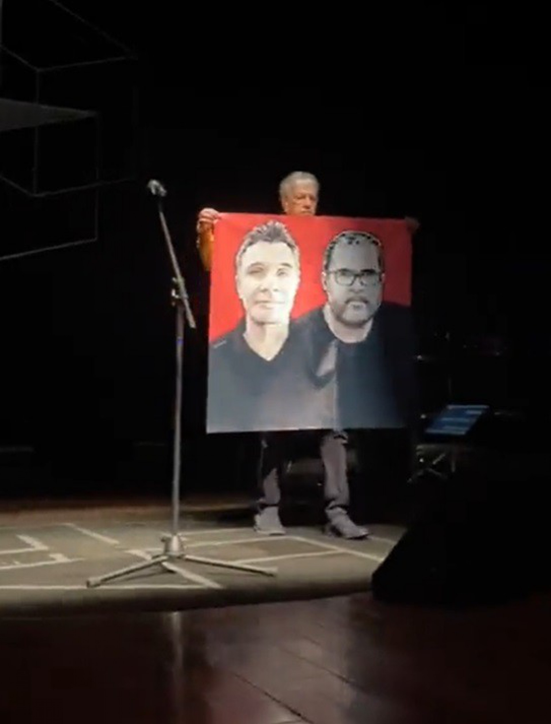 Caetano Veloso segurou uma bandeira com os rostos de Bruno Pereira e Don Phillips durante show em Brasília - Reprodução de vídeo