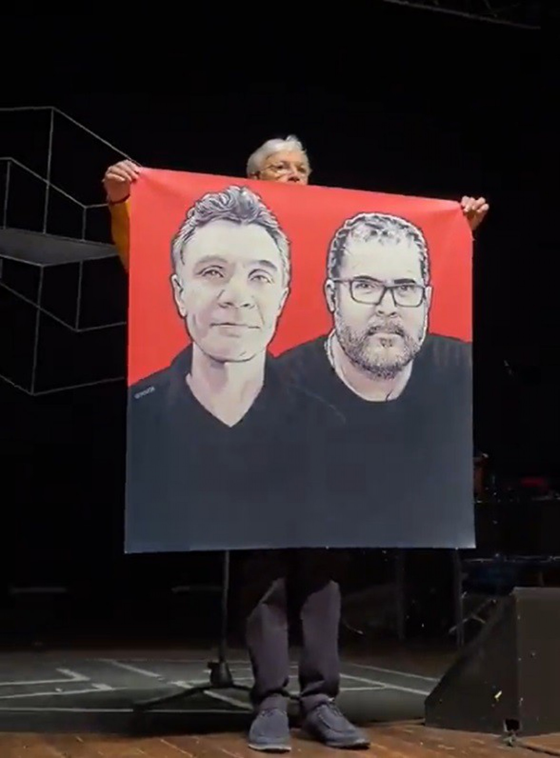Caetano Veloso segurou uma bandeira com os rostos de Bruno Pereira e Don Phillips durante show em Brasília - Reprodução de vídeo