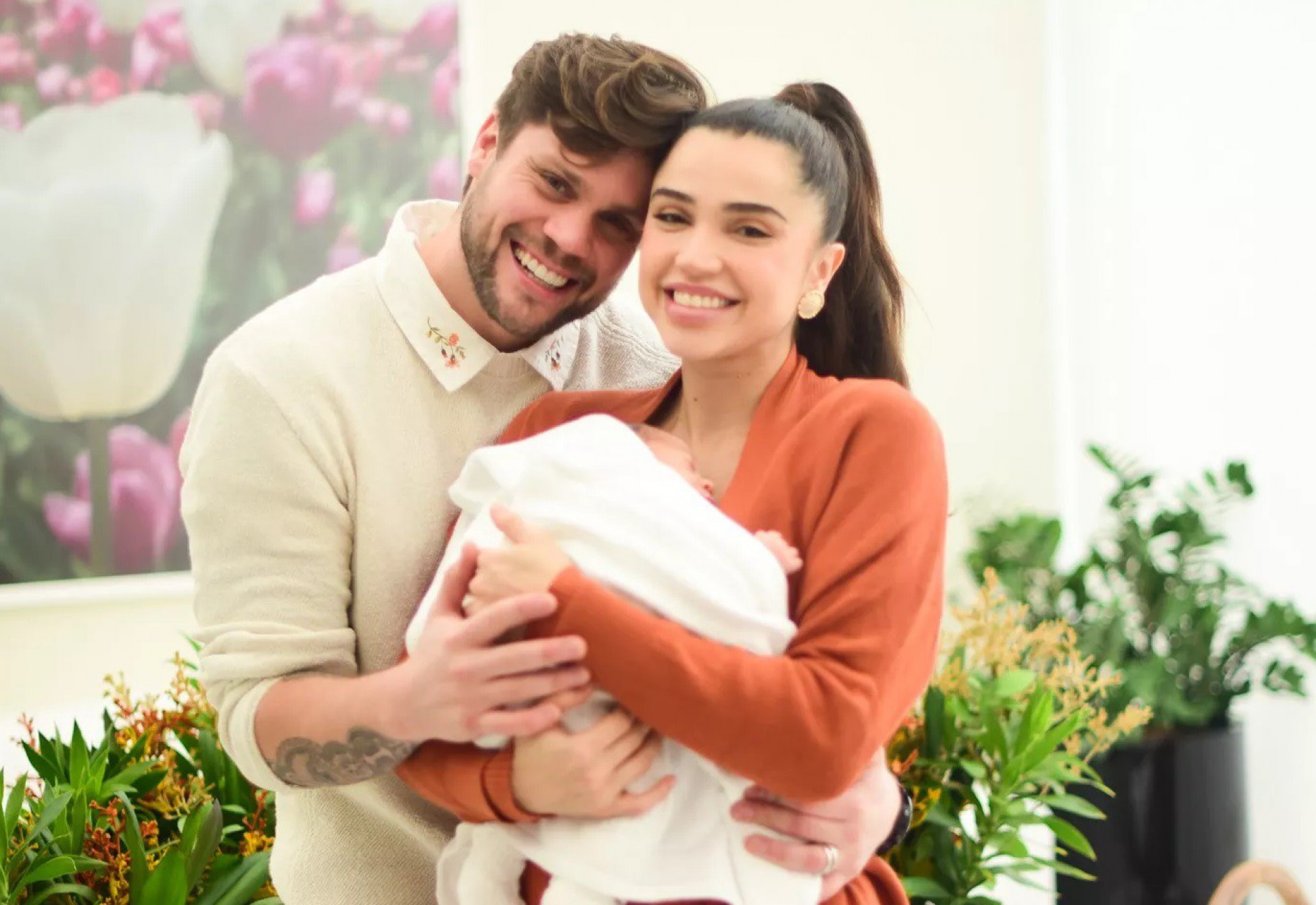 Paula Amorim e Breno Simões com o filho - Foto: Leo Franco/AgNews