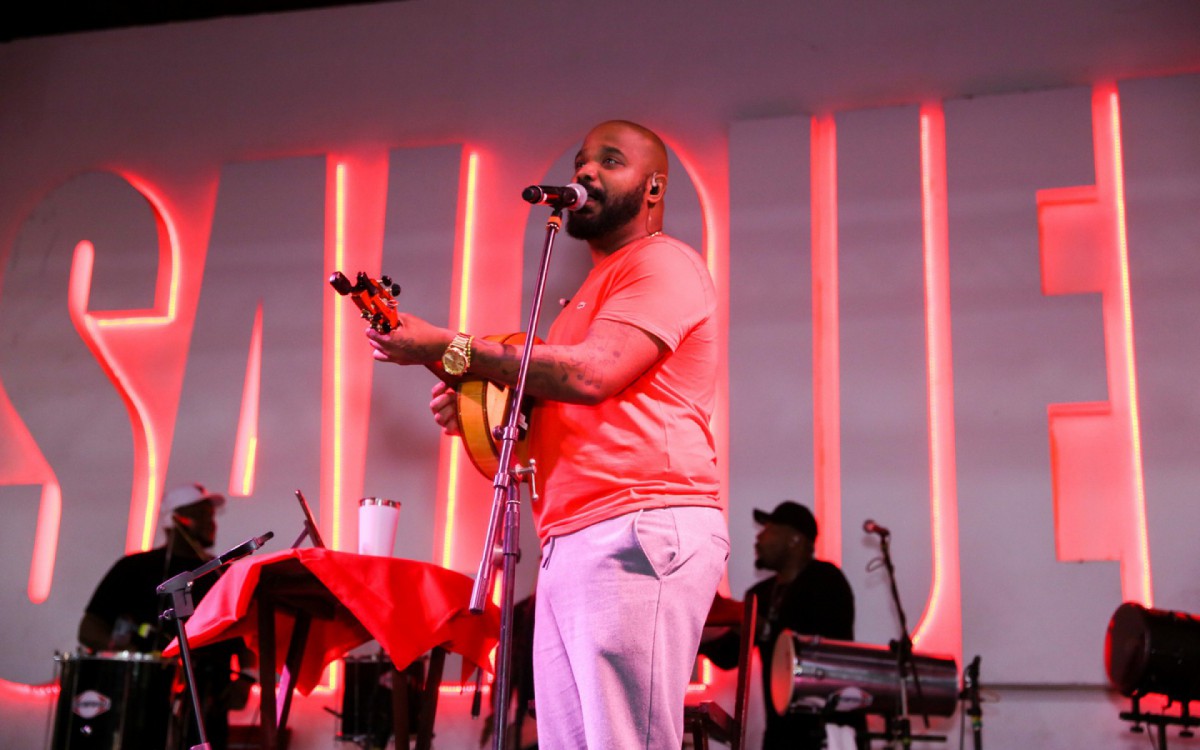 Arlindinho se apresenta na Feijoada do Salgueiro