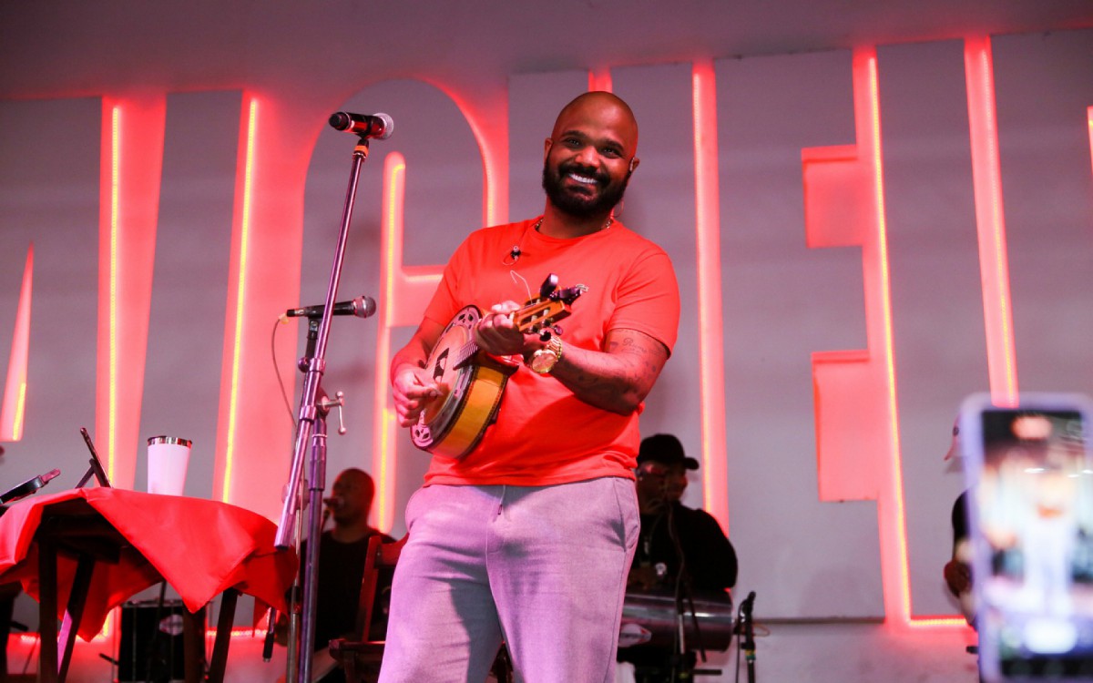 Arlindinho se apresenta na Feijoada do Salgueiro