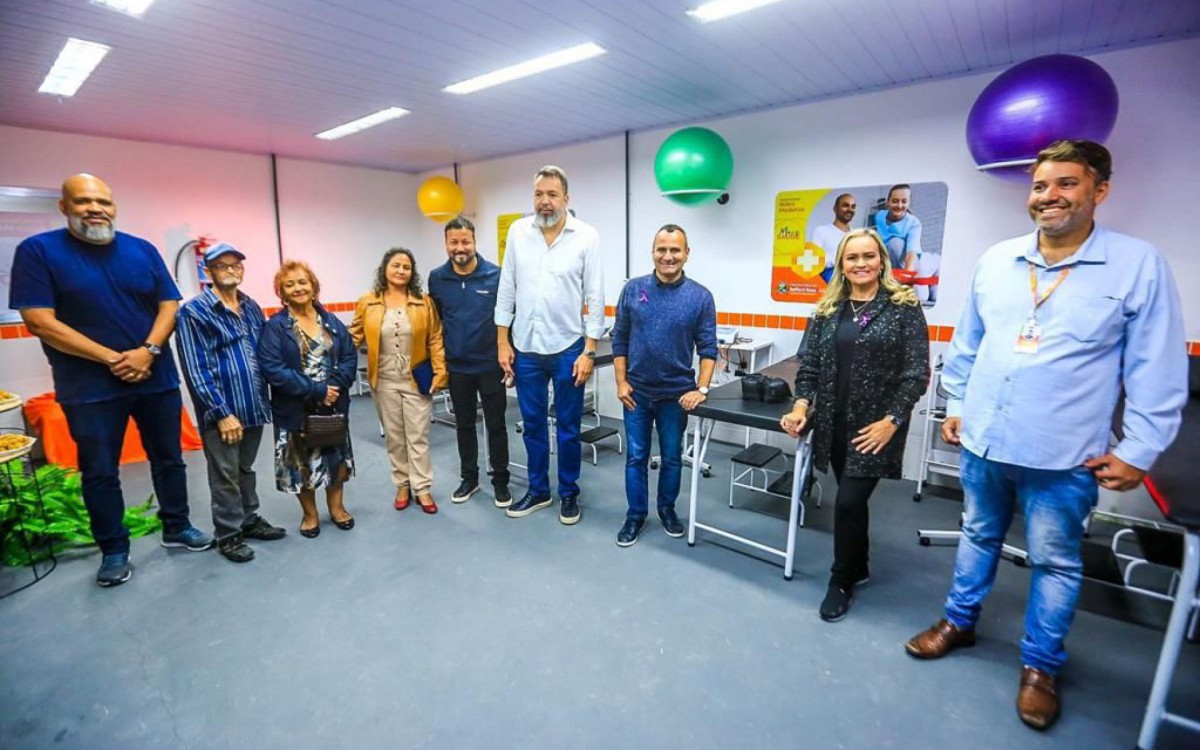 Vice-prefeito  Marcelo Canella, deputado estadual Marcio Canella, prefeito Waguinho, deputada federal Daniela do Waguinho, secret&aacute;rio de Sa&uacute;de Christian Vieira e fam&iacute;lia da homenageada Fernanda Medeiros