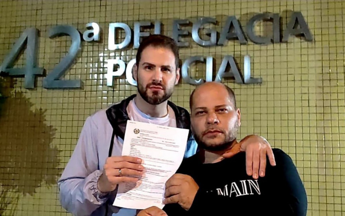 Bernardo Langlott e Betoh Cascardo, fazem Boletim de ocorrência contra ataque homofóbico - Arquivo pessoal