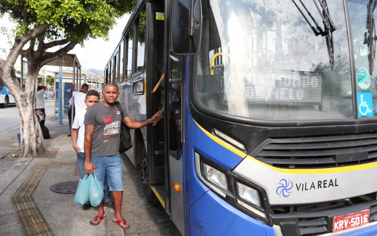 O vigia Francisco dos Santos e o filho Guilherme precisaram andar para pegar linha de &ocirc;nibus que retornou &agrave; Zona Norte