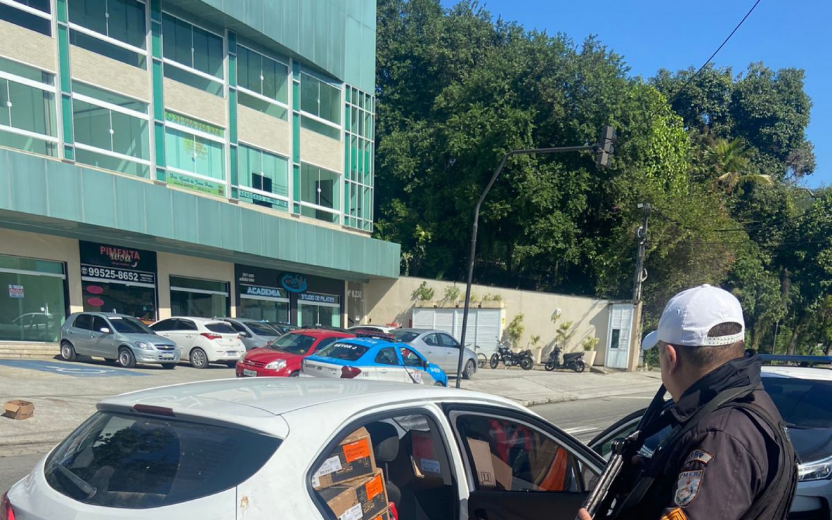 Carro recuperado por agentes do Batalhão de Polícia Rodoviária (BPRv)