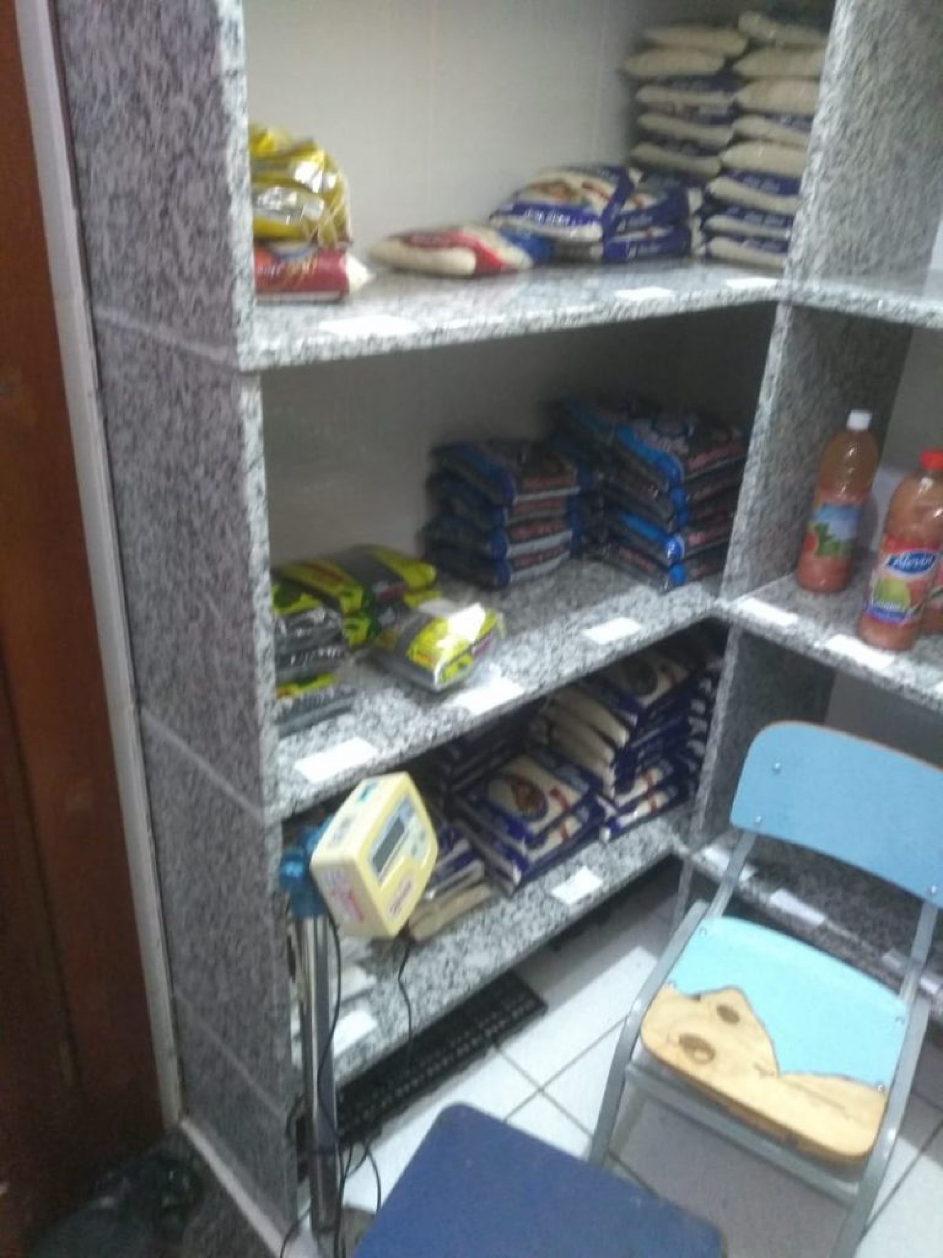 Os assaltantes levaram diversos alimentos que estavam na cozinha - Isaias Pinheiro