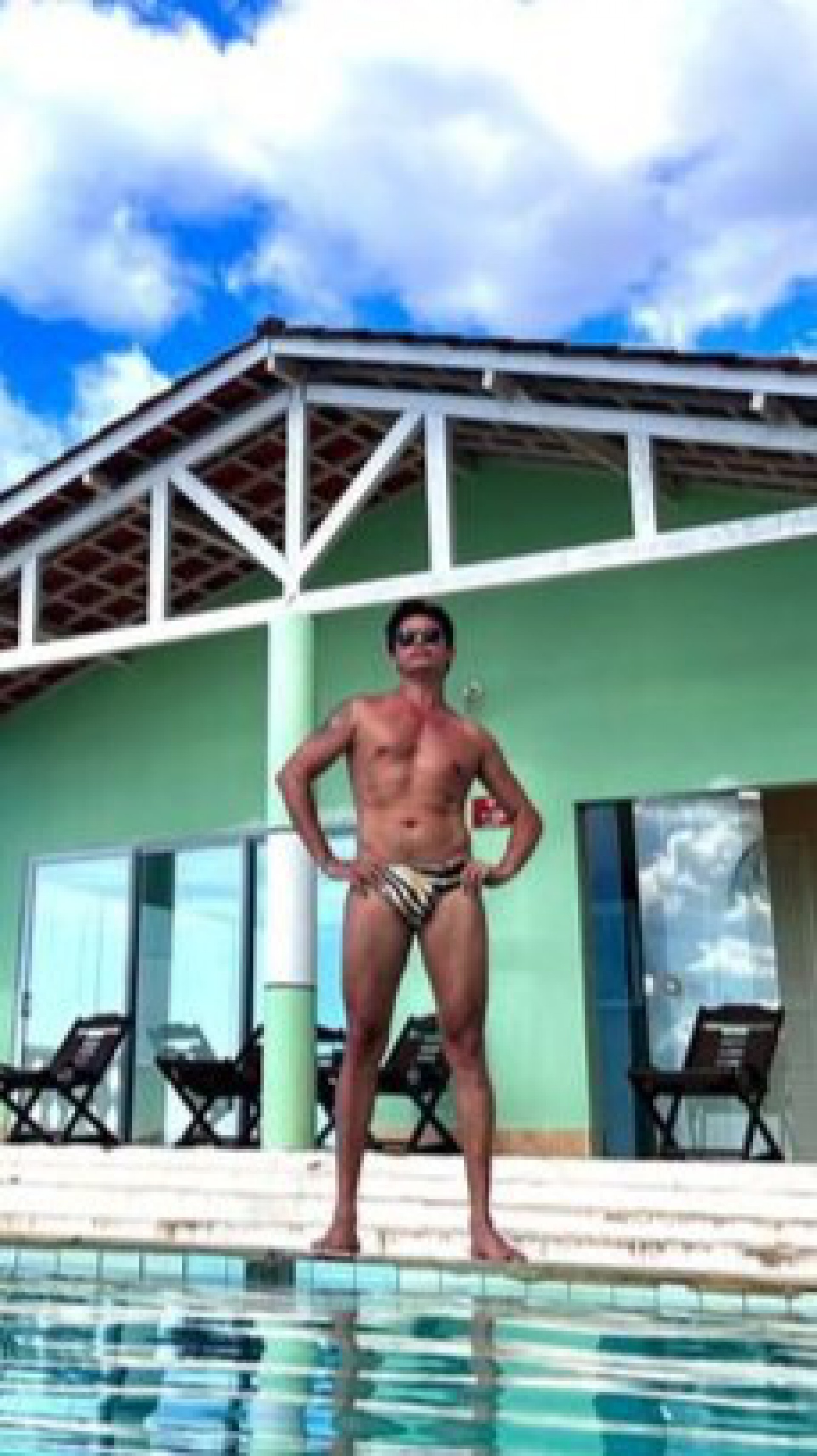 Silvero Pereira comemorou a chegada dos 40 anos com uma sequência de fotos tiradas à beira da piscina - Reprodução/Instagram