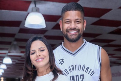 Grávida, Viviane Araújo marca presença na feijoada do Salgueiro