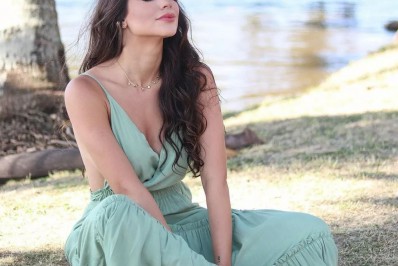 Sob forte comoção, corpo de ex-miss Gleycy Correia é enterrado nesta terça-feira