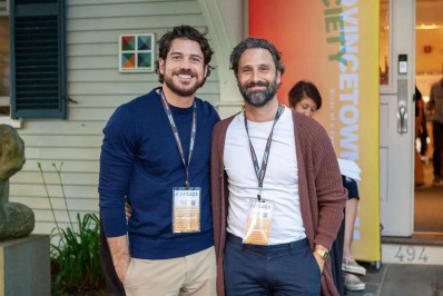 Marco Pigossi prestigia estreia de curta do namorado em festival de cinema nos Estados Unidos