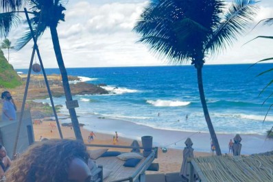 Ex-BBB Lumena retorna à Bahia após encontrar saco de fezes na porta de casa