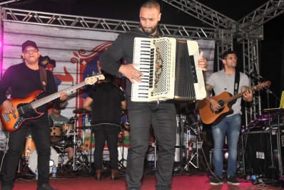 Barões da Pisadinha atraem multidão para Arraiá de Maricá