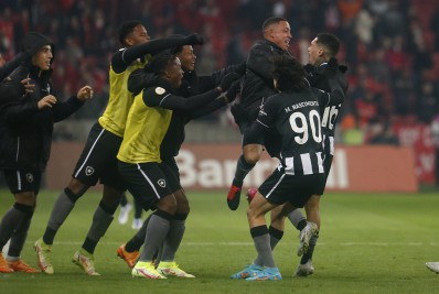 Narrador da Globo exalta vitória do Botafogo sobre Internacional e define partida como 'épica'